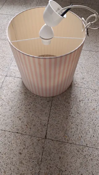 Lámpara de mesa con pantalla de rayas