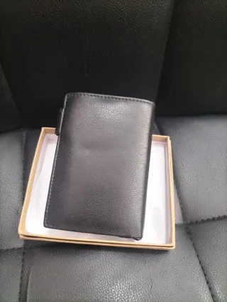 Cartera de piel negra sin estrenar