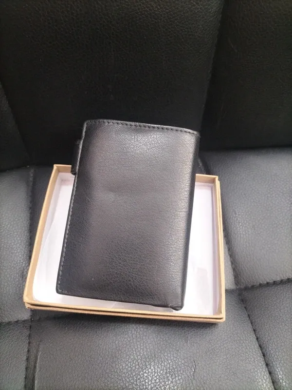 Cartera de piel negra sin estrenar