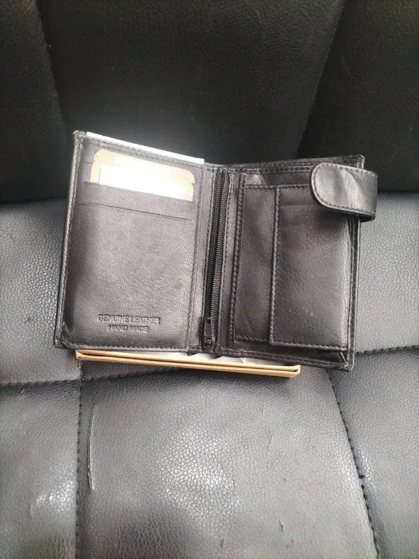 Cartera de piel negra sin estrenar