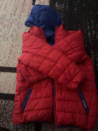 Abrigo infantil reversible rojo y azul