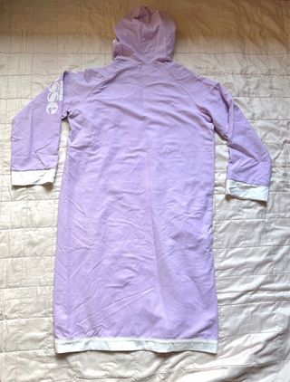 Accappatoio lilla con cappuccio e tasche