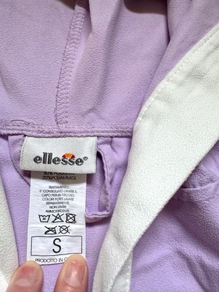 Accappatoio lilla con cappuccio e tasche