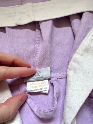 Accappatoio lilla con cappuccio e tasche