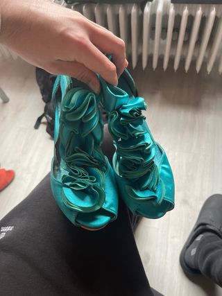 Tacones elegantes color verde azulado