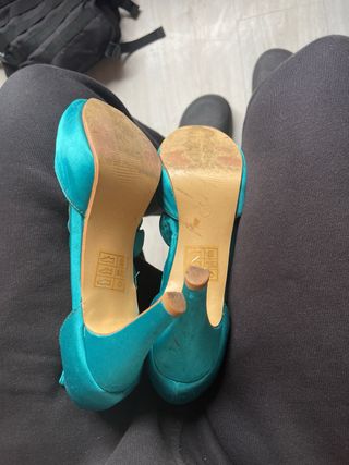 Tacones elegantes color verde azulado