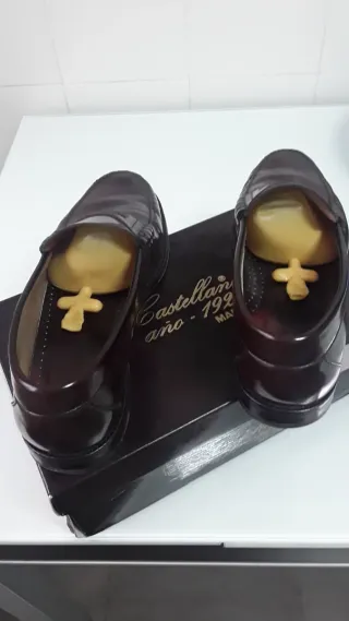 Zapatos Castellanos color burdeos