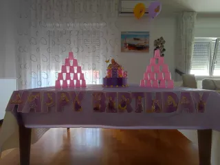 Torta scenografica Finta tema Rapunzel