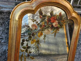 Specchiera antica dorata con decoro floreale