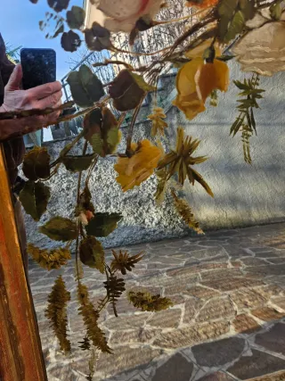 Specchiera antica dorata con decoro floreale