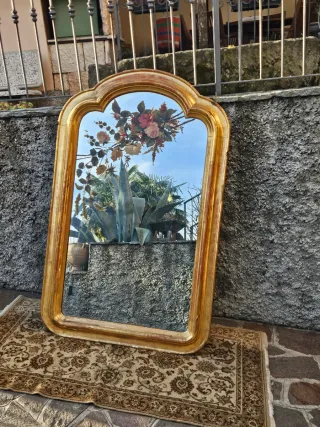 Specchiera antica dorata con decoro floreale