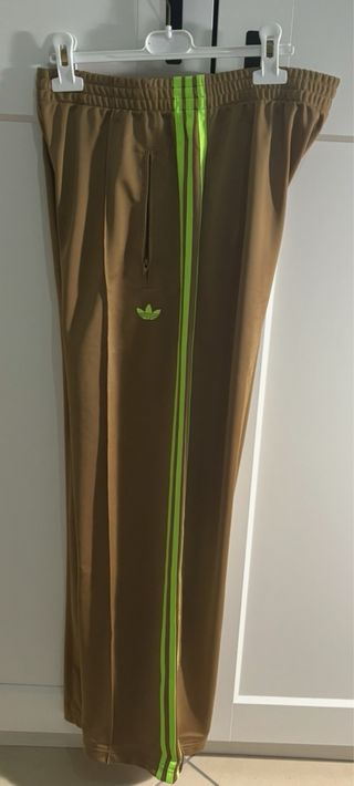 Pantalone tuta Adidas marrone con strisce verdi