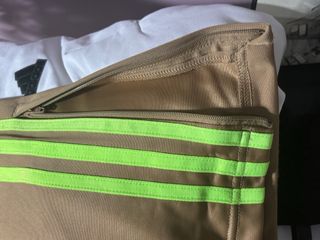 Pantalone tuta Adidas marrone con strisce verdi