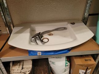 Lavabo de baño blanco Roca suspendido con grifo