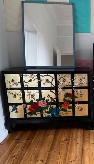 Móvel vintage chinês com flores