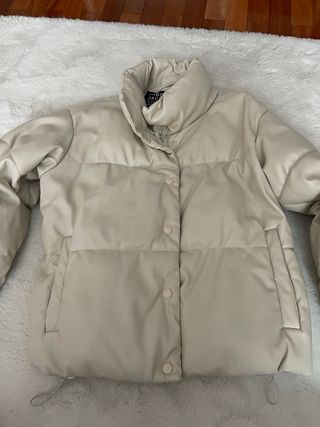 Cazadora polipiel Stradivarius blanco roto