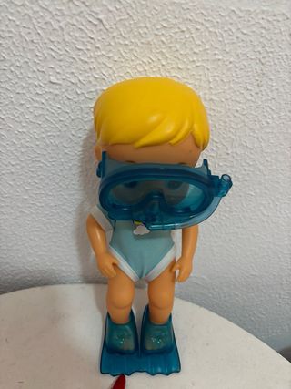 Muñeco nadador con gafas y aletas