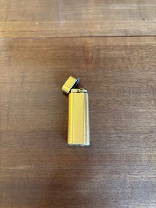 Encendedor Cartier Must de Cartier Dorado