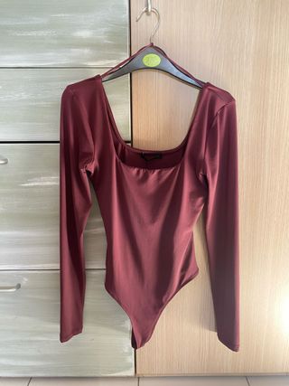 Body burdeos escote cuadrado Zara