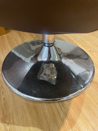 Sillón giratorio cuero marrón y base metal