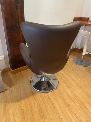 Sillón giratorio cuero marrón y base metal