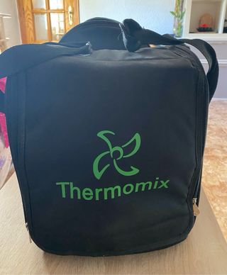 Thermomix TM31 con funda, accesorios y libros
