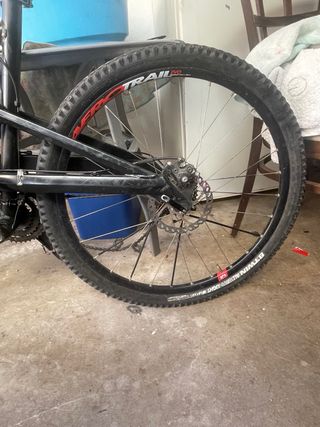 Bicicleta Doble Suspensión Negra En persona