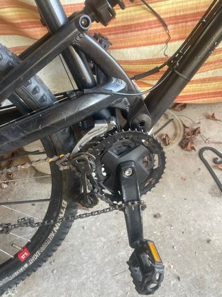 Bicicleta Doble Suspensión Negra En persona