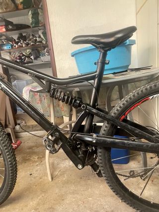 Bicicleta Doble Suspensión Negra En persona