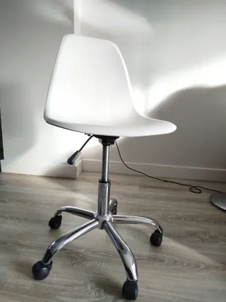 Silla de escritorio blanca con ruedas