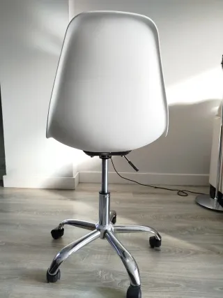 Silla de escritorio blanca con ruedas