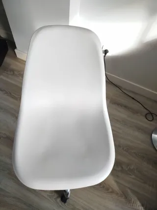 Silla de escritorio blanca con ruedas