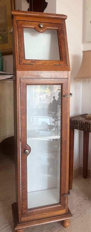 Antiguo mueble de CD convertido en vitrina