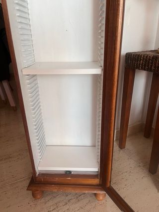 Antiguo mueble de CD convertido en vitrina