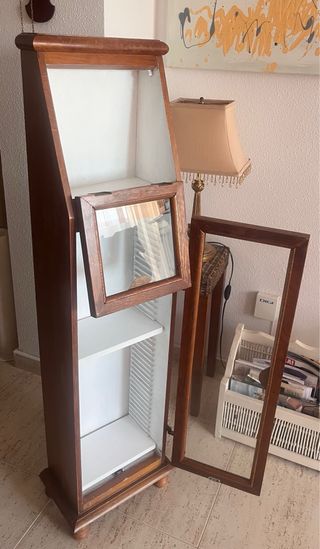 Antiguo mueble de CD convertido en vitrina