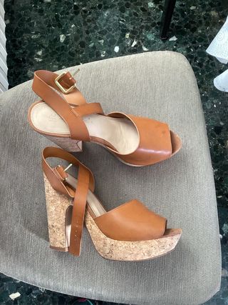 Sandalias de tacón marrón