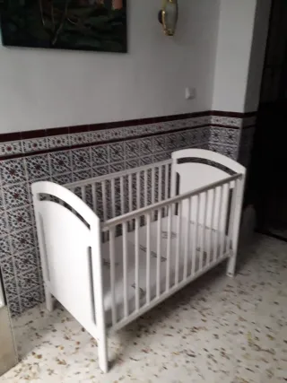 Cuna / cama de madera blanca