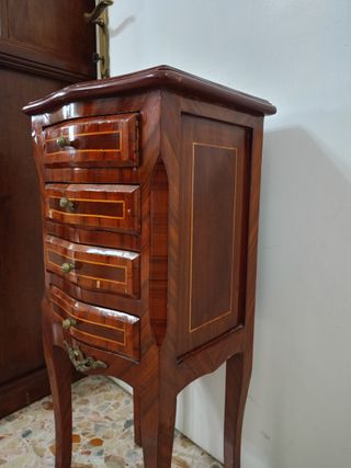 Mobiletto intarsiato in legno