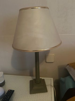 Lámpara de mesa beige y dorada