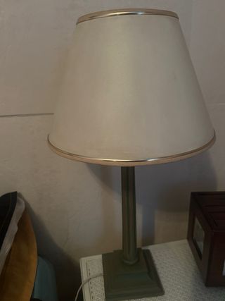 Lámpara de mesa beige y dorada