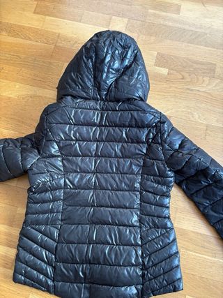 Chaqueta  Guess negra acolchada con capucha mujer