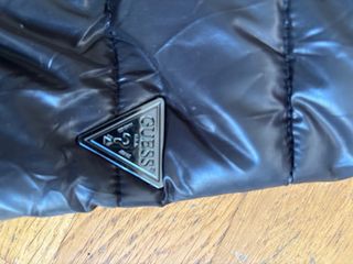 Chaqueta  Guess negra acolchada con capucha mujer