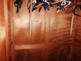 Dormitorio individual: cama, mesilla armario y but