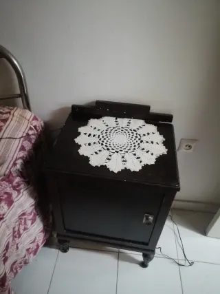 Dormitorio individual: cama, mesilla armario y but