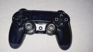 PlayStation 4 con base per metterla in verticale