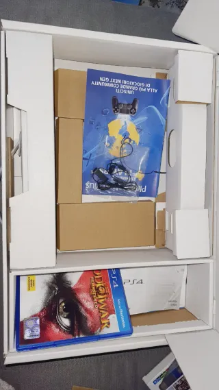 PlayStation 4 con base per metterla in verticale