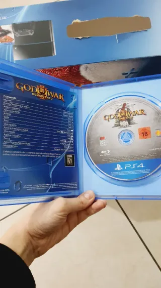 PlayStation 4 con base per metterla in verticale