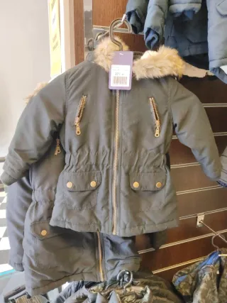 Parka azul marino con capucha