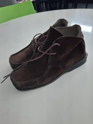 Botín mujer ante marrón