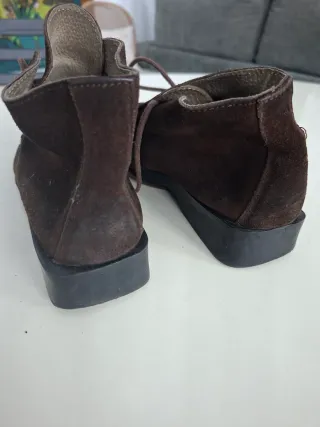 Botín mujer ante marrón